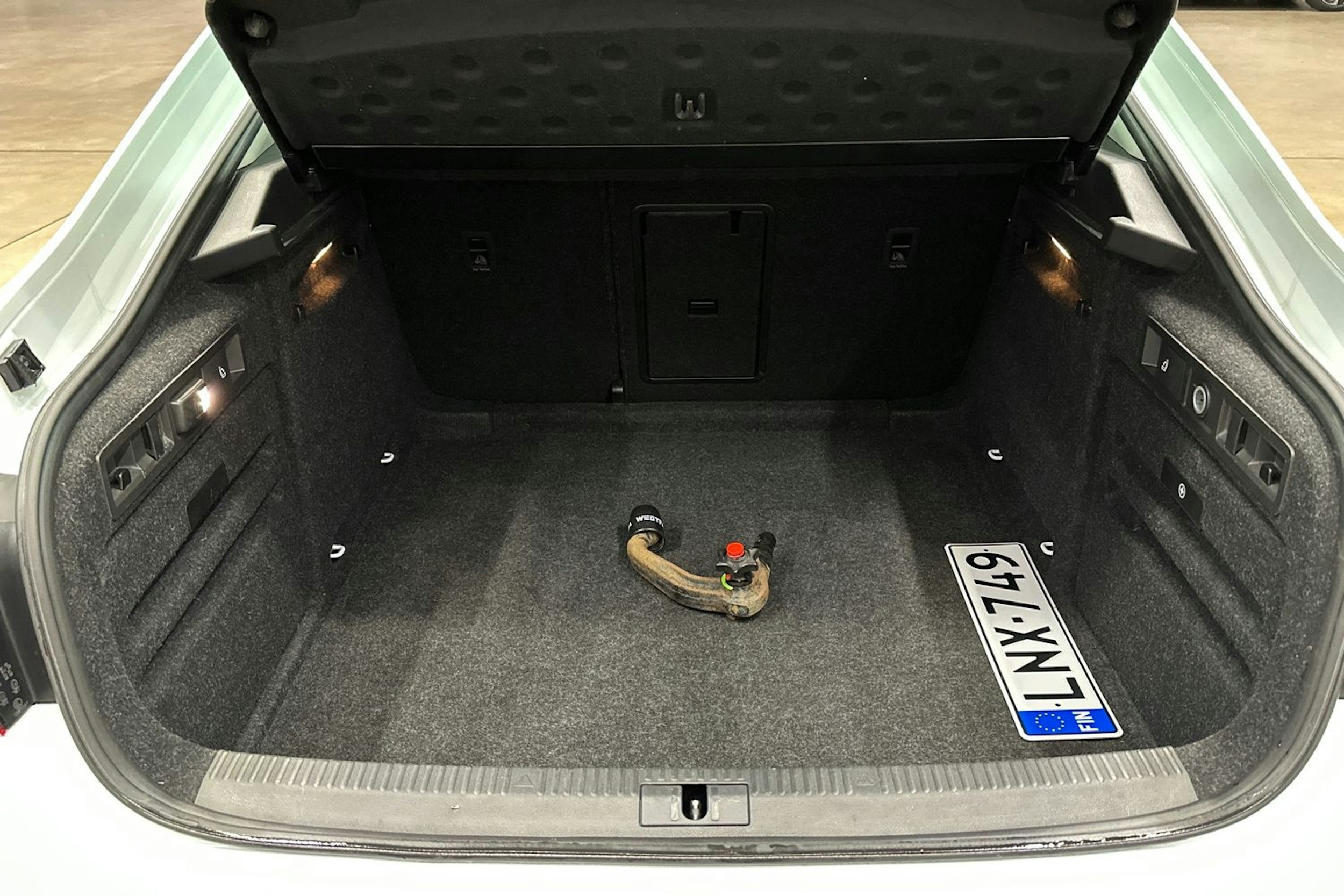 valkoinen Skoda Superb 2018 kuva 36.