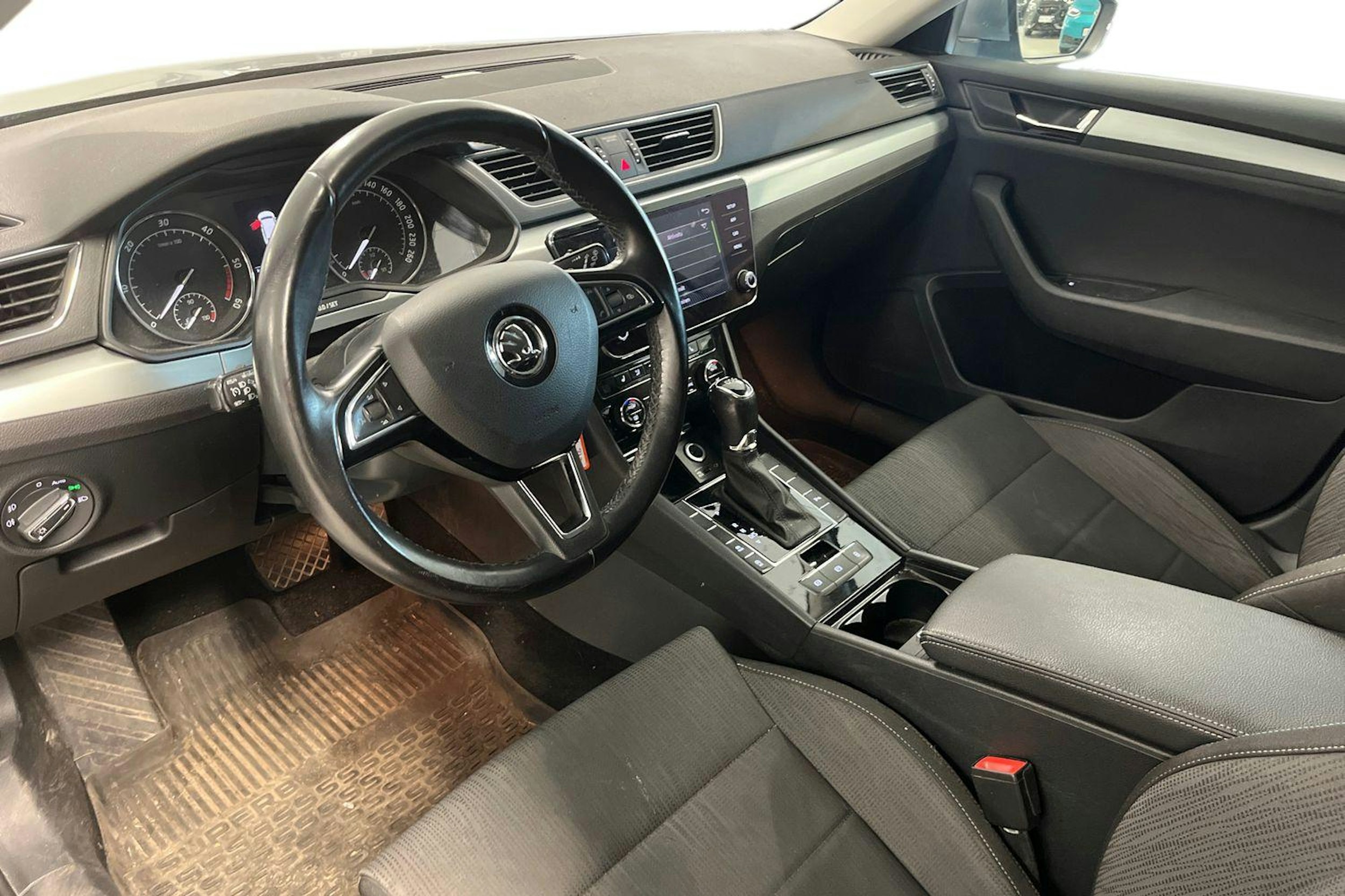 harmaa Skoda Superb 2018 kuva 3.