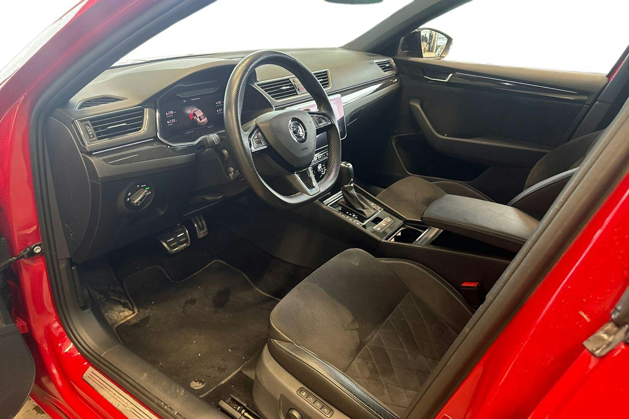 punainen Skoda Superb 2018 kuva 3.