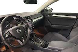 harmaa Skoda Superb 2018 kuva 3.