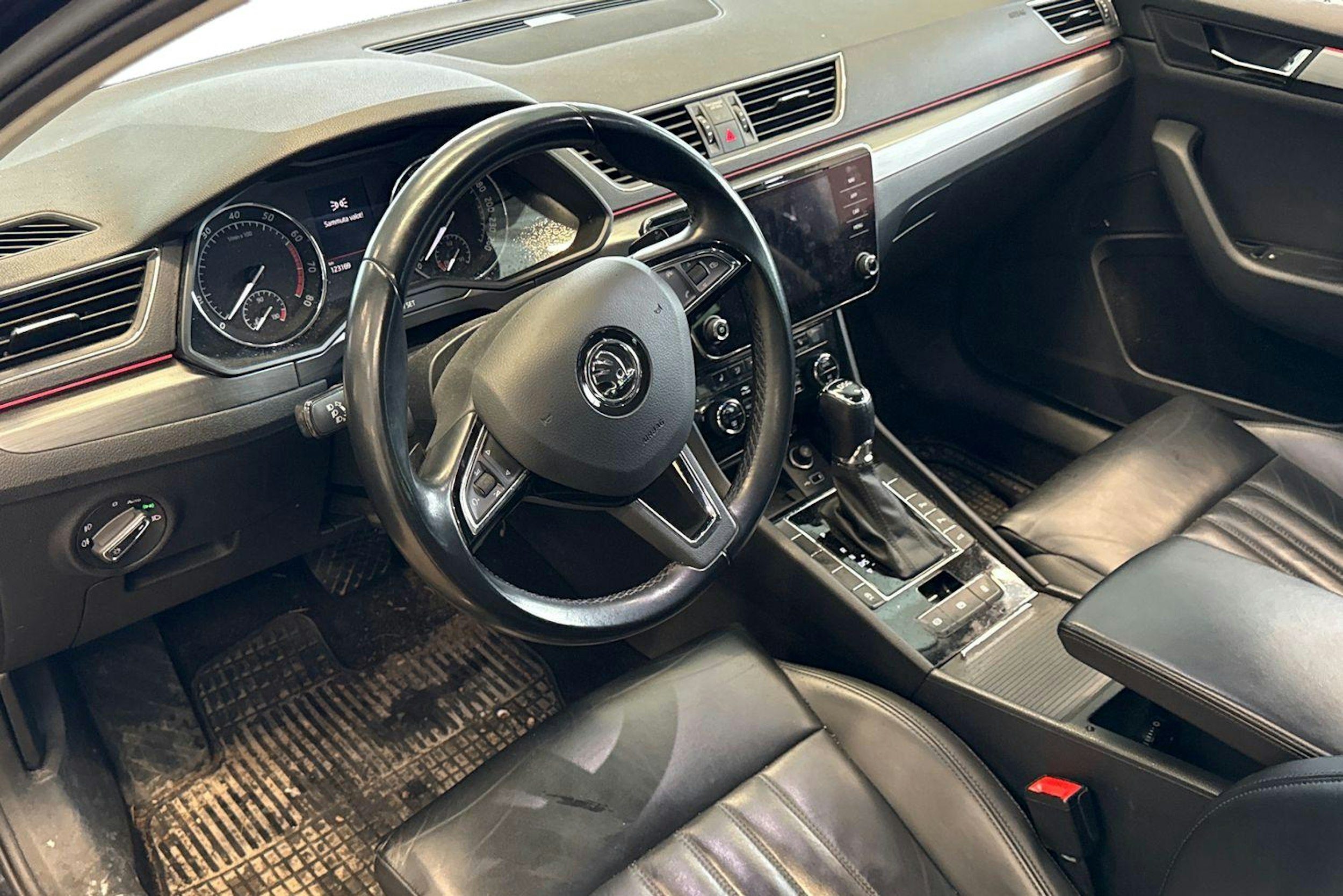 Musta Skoda Superb 2018 kuva 3.