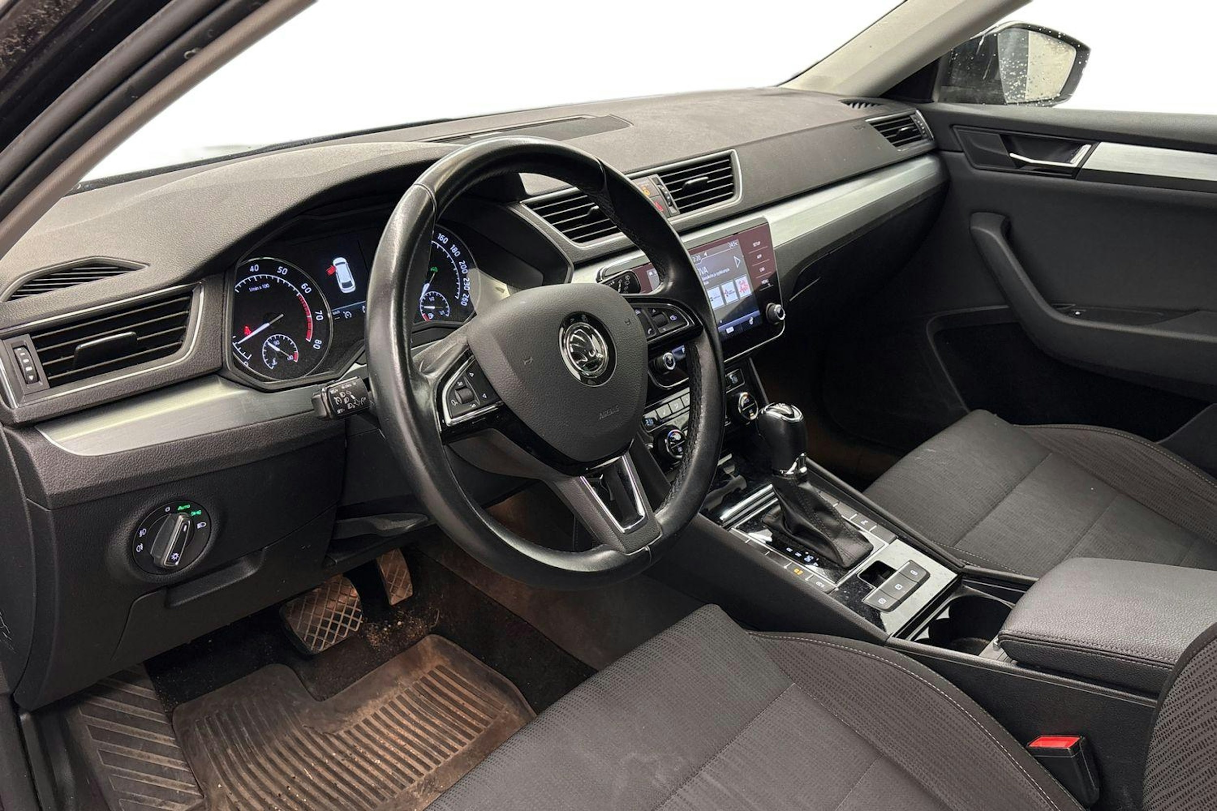 musta Skoda Superb 2018 kuva 3.
