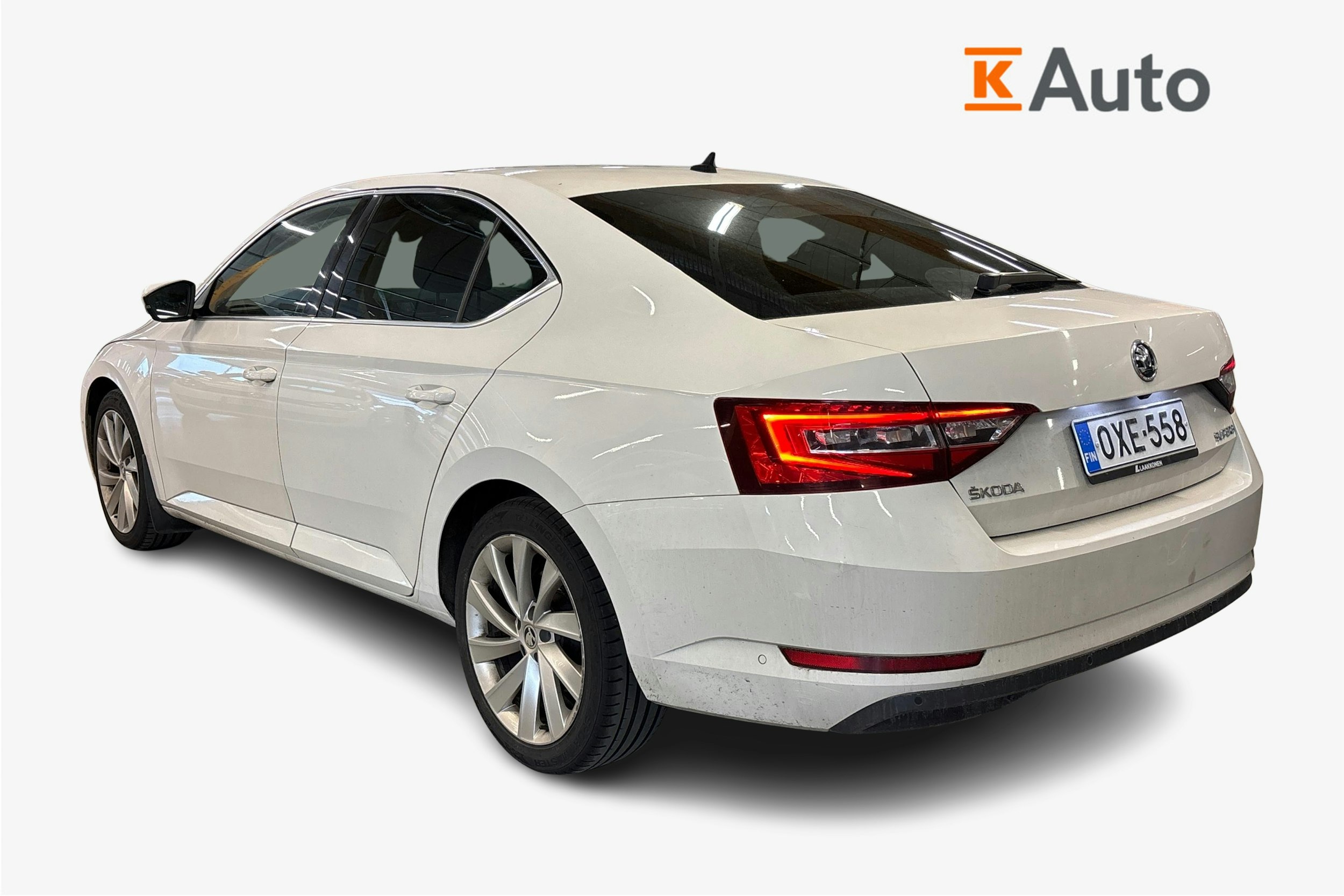 valkoinen Skoda Superb 2018 kuva 2.