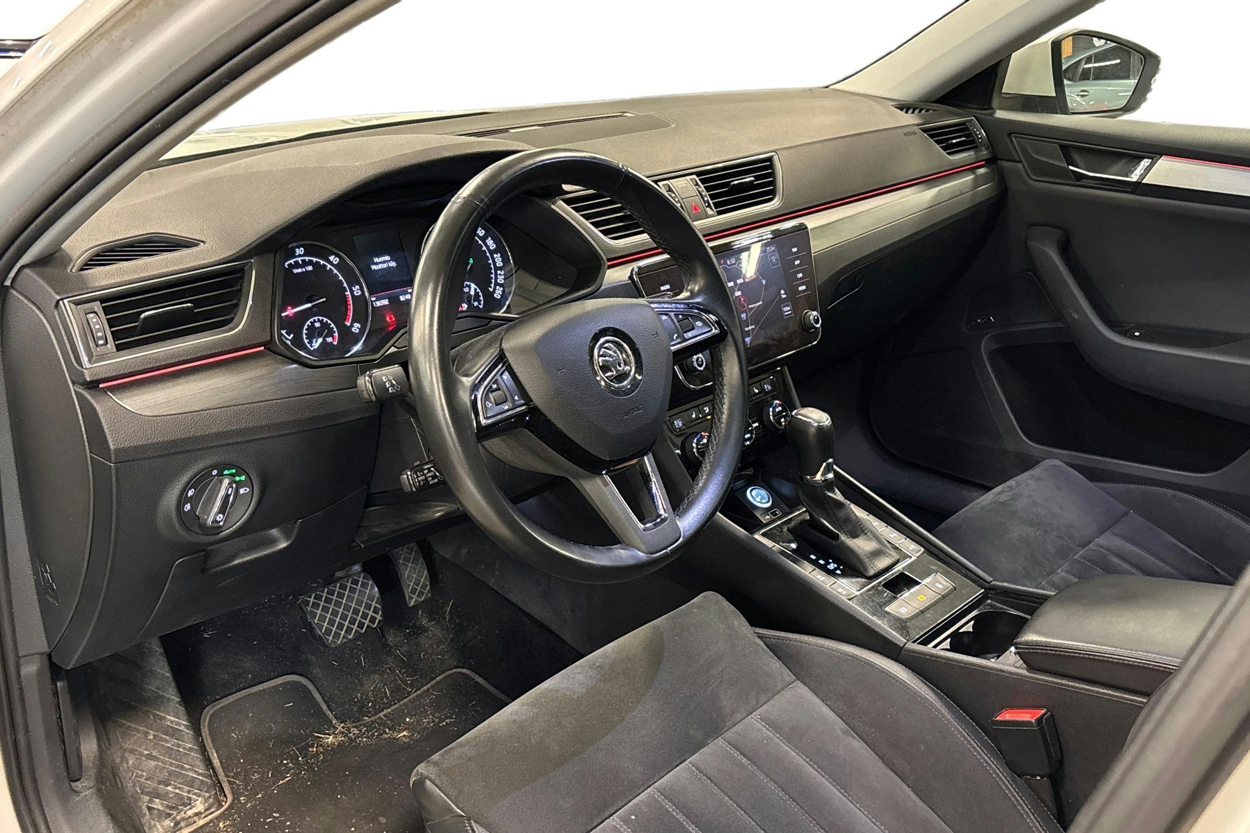 valkoinen Skoda Superb 2018 kuva 3.