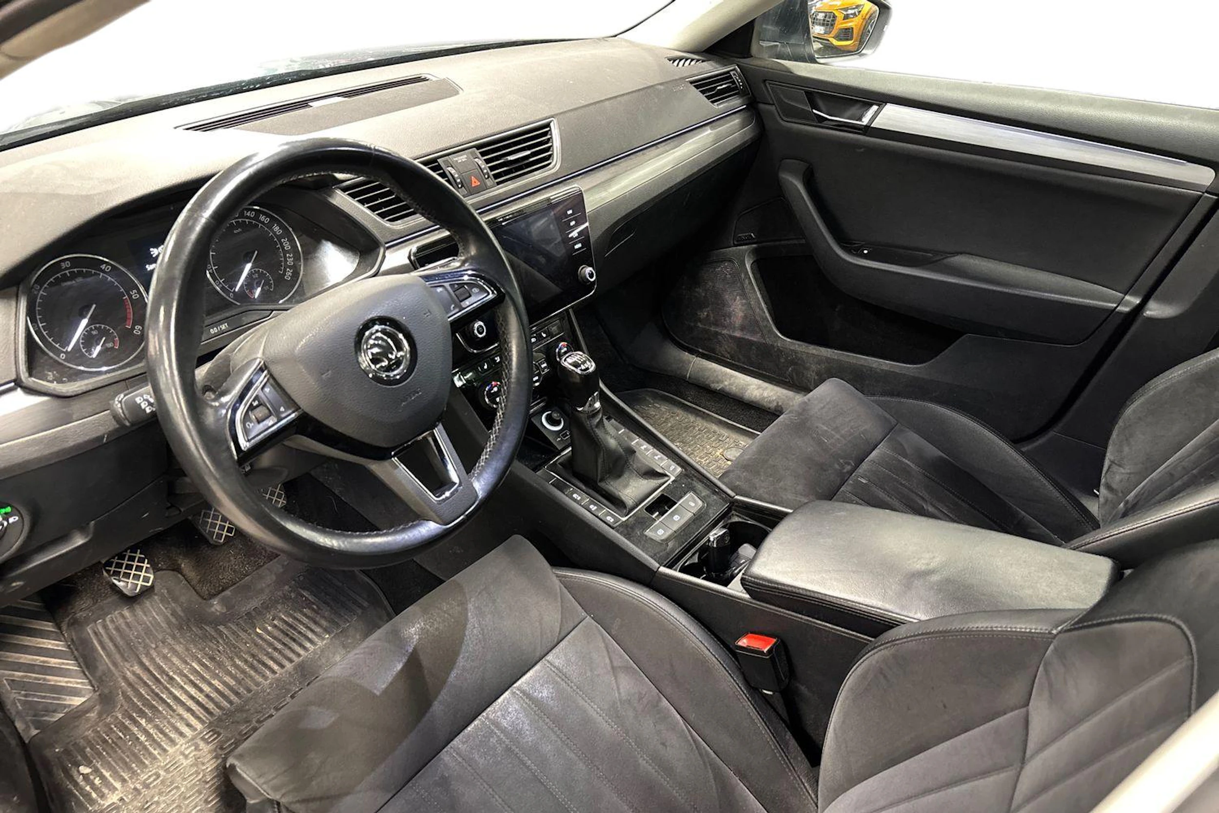 Harmaa Skoda Superb 2018 kuva 3.