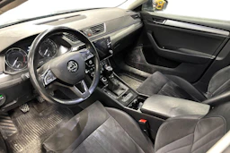 Harmaa Skoda Superb 2018 kuva 3.