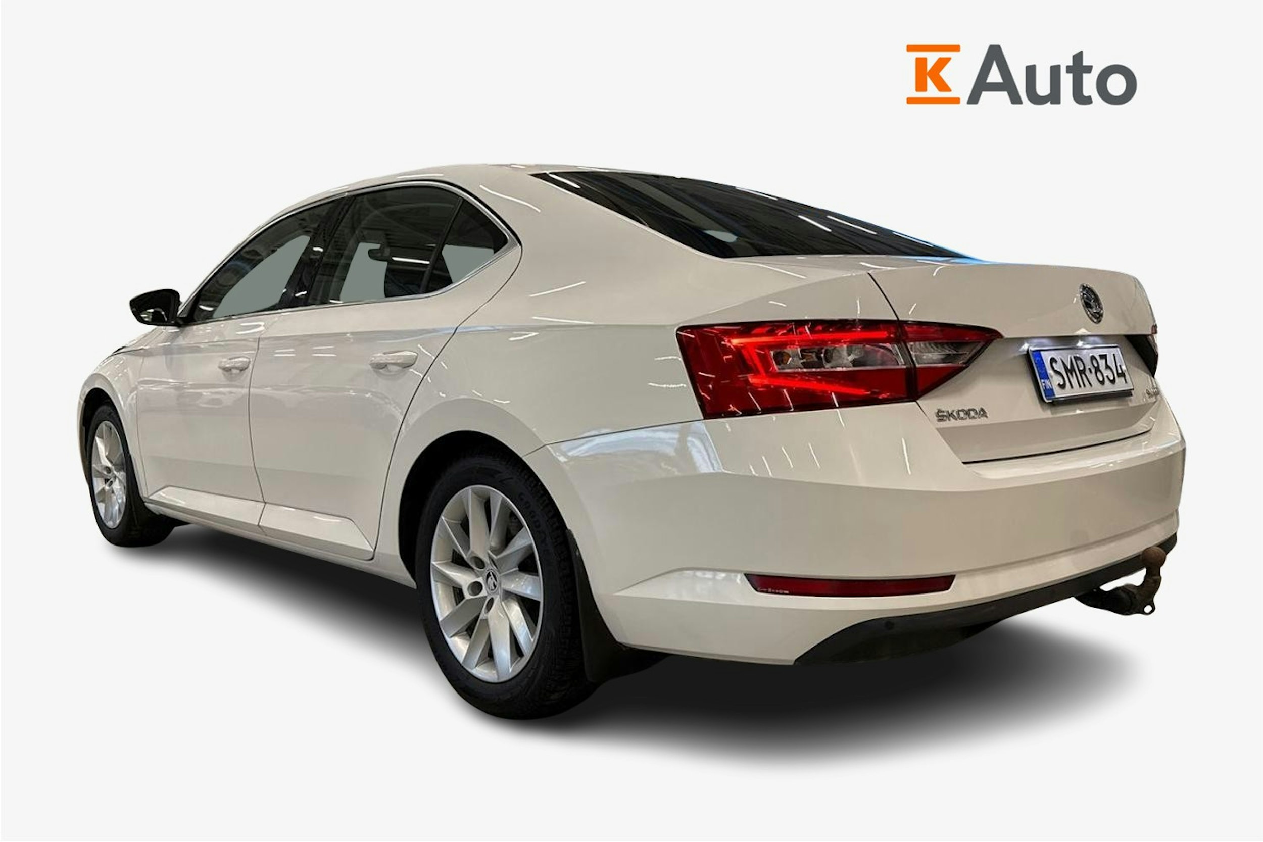 valkoinen Skoda Superb 2018 kuva 2.
