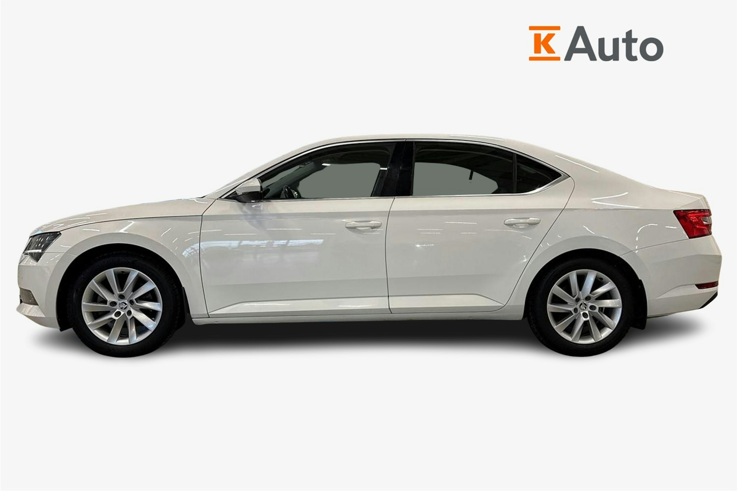 valkoinen Skoda Superb 2018 kuva 6.