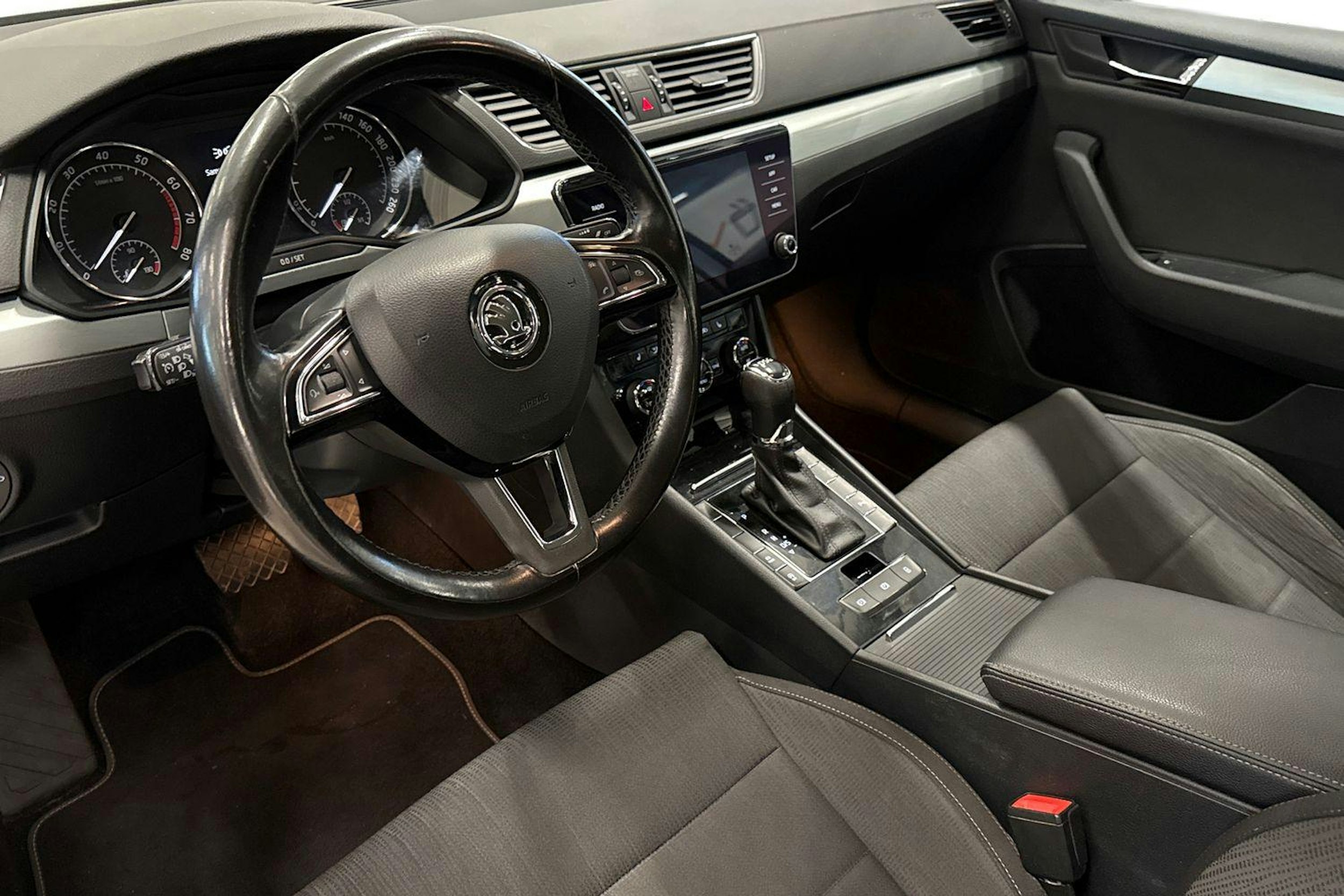 valkoinen Skoda Superb 2018 kuva 7.