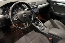 valkoinen Skoda Superb 2018 kuva 7.