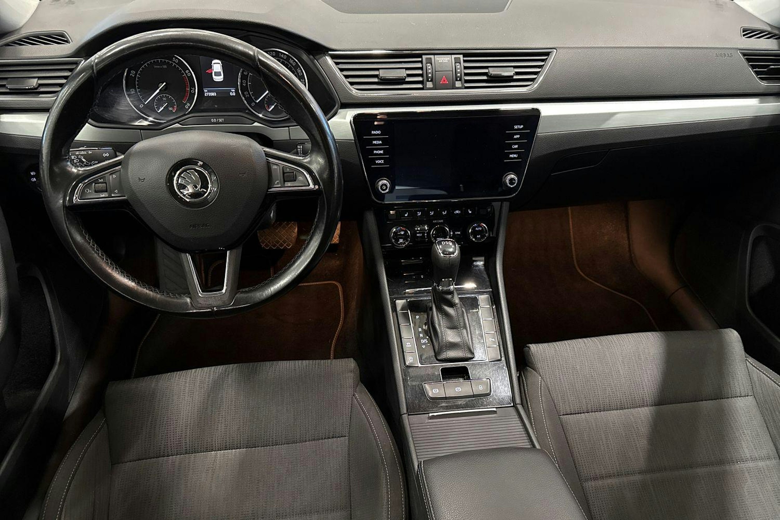 valkoinen Skoda Superb 2018 kuva 9.