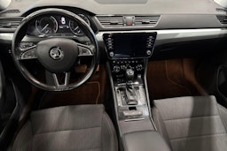 valkoinen Skoda Superb 2018 kuva 9.
