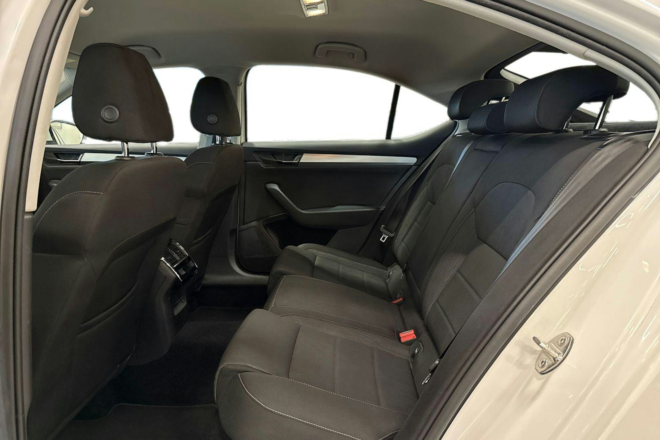 valkoinen Skoda Superb 2018 kuva 10.