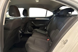 valkoinen Skoda Superb 2018 kuva 10.