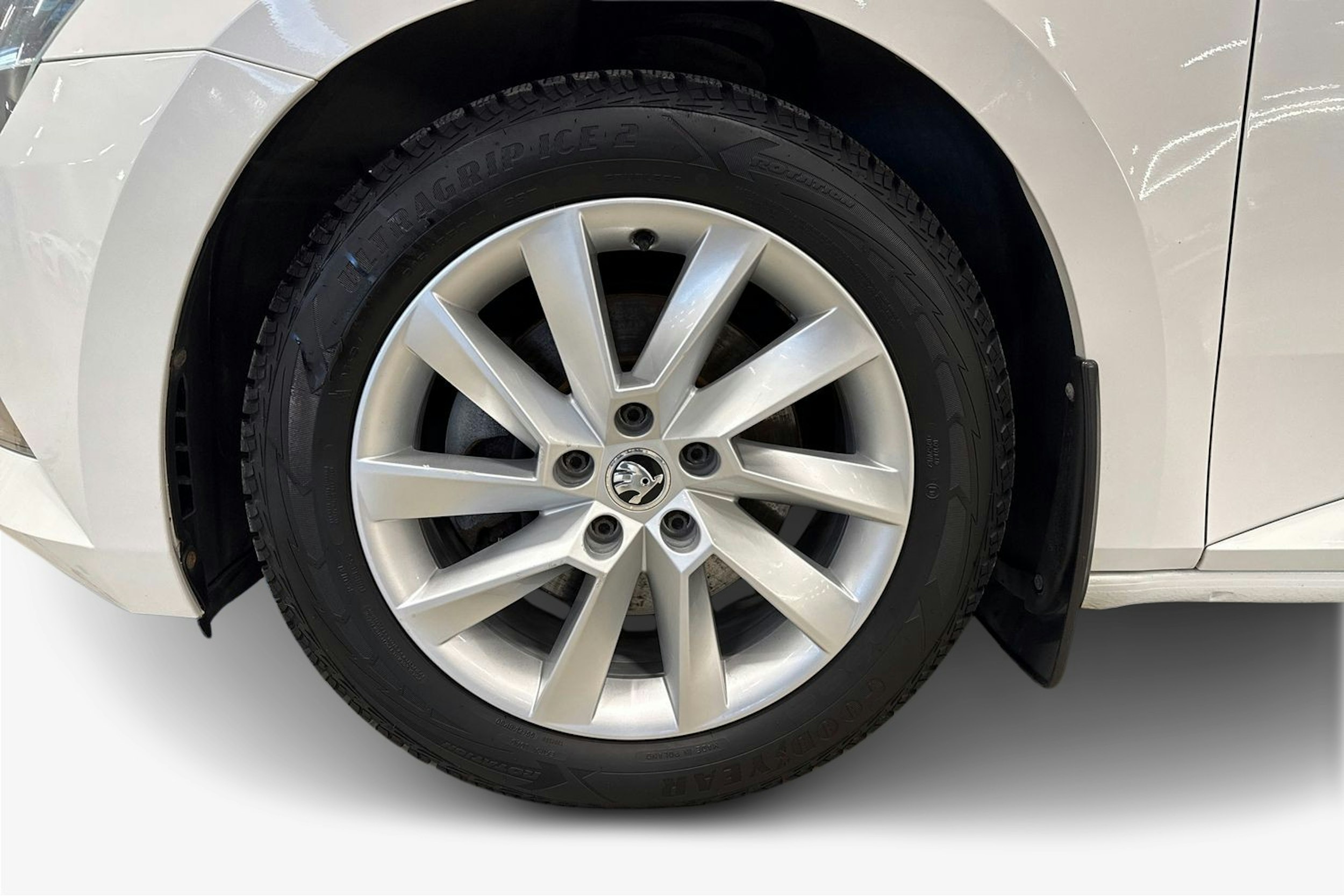 valkoinen Skoda Superb 2018 kuva 11.