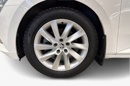 valkoinen Skoda Superb 2018 kuva 11.