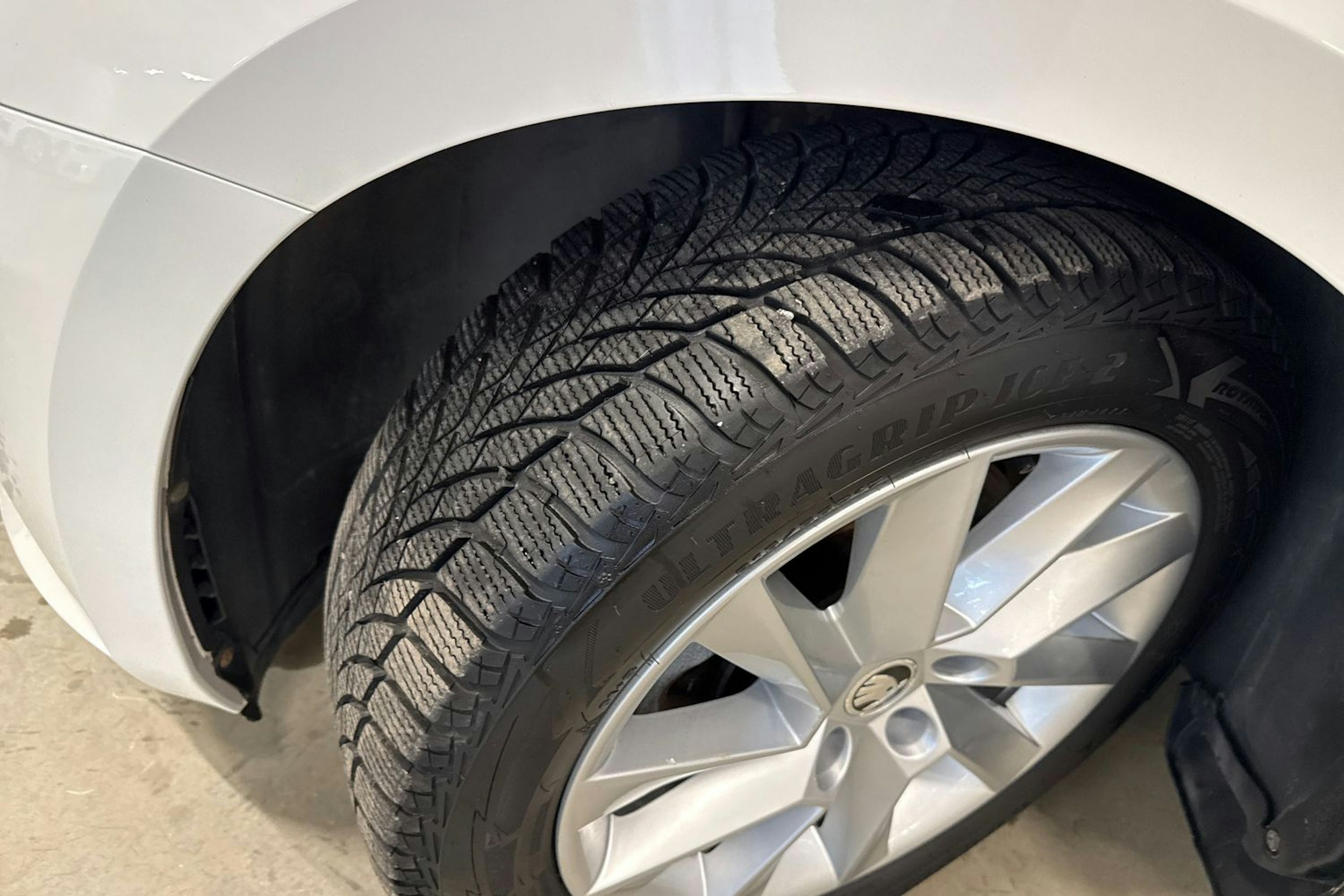 valkoinen Skoda Superb 2018 kuva 13.