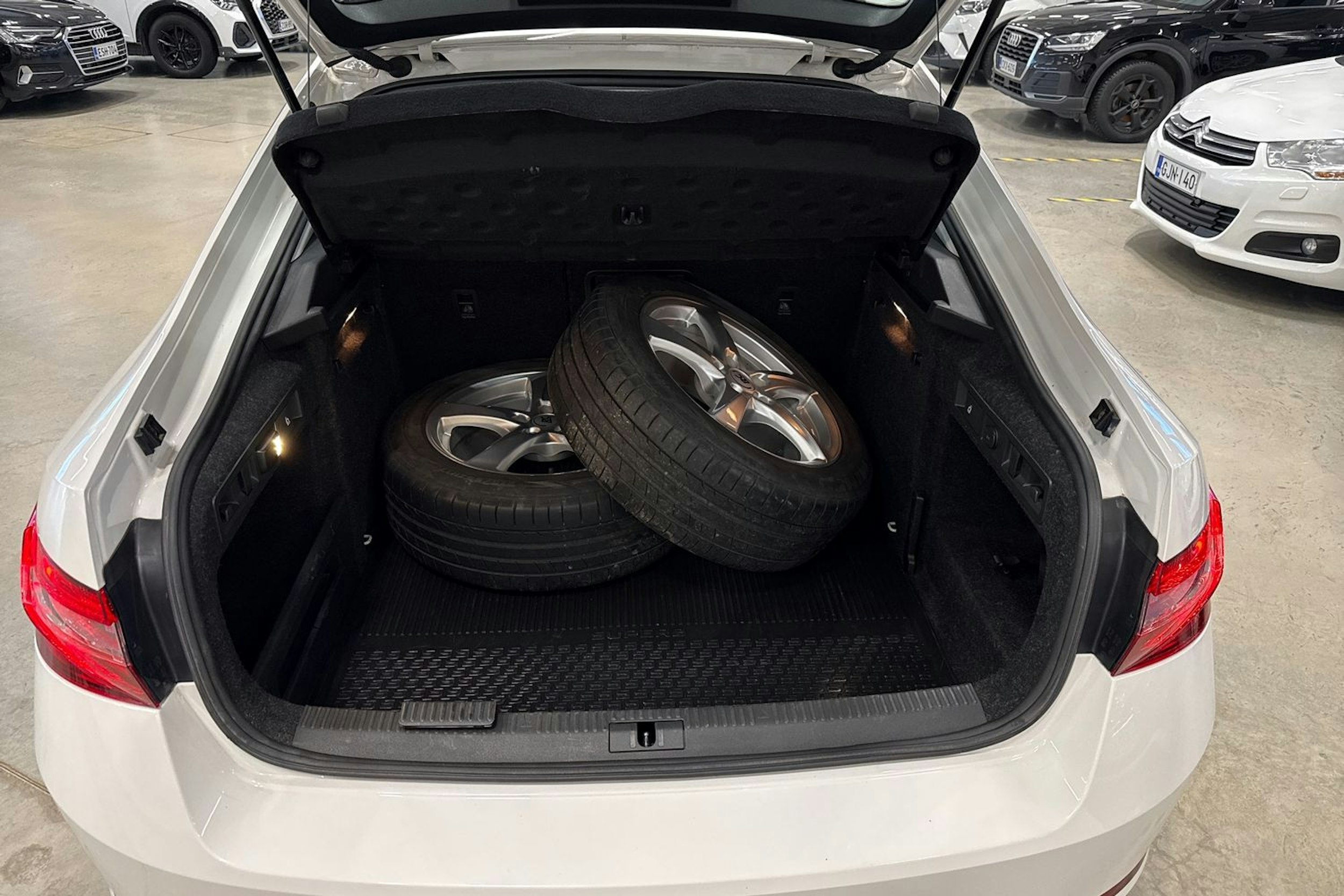valkoinen Skoda Superb 2018 kuva 14.