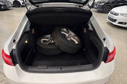 valkoinen Skoda Superb 2018 kuva 14.