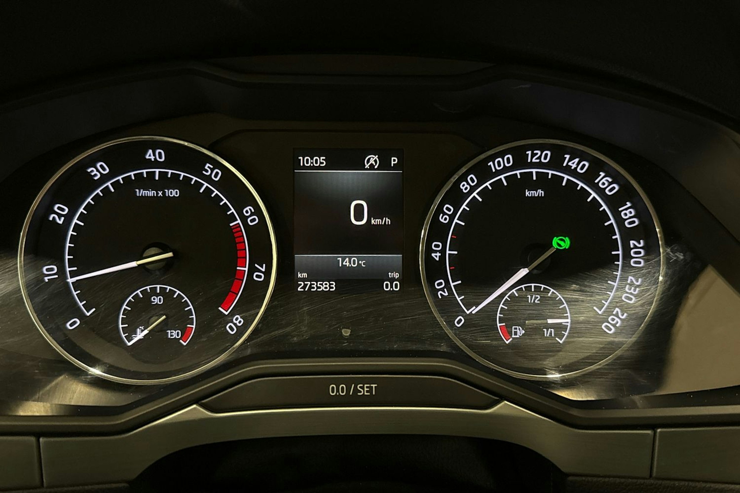 valkoinen Skoda Superb 2018 kuva 17.