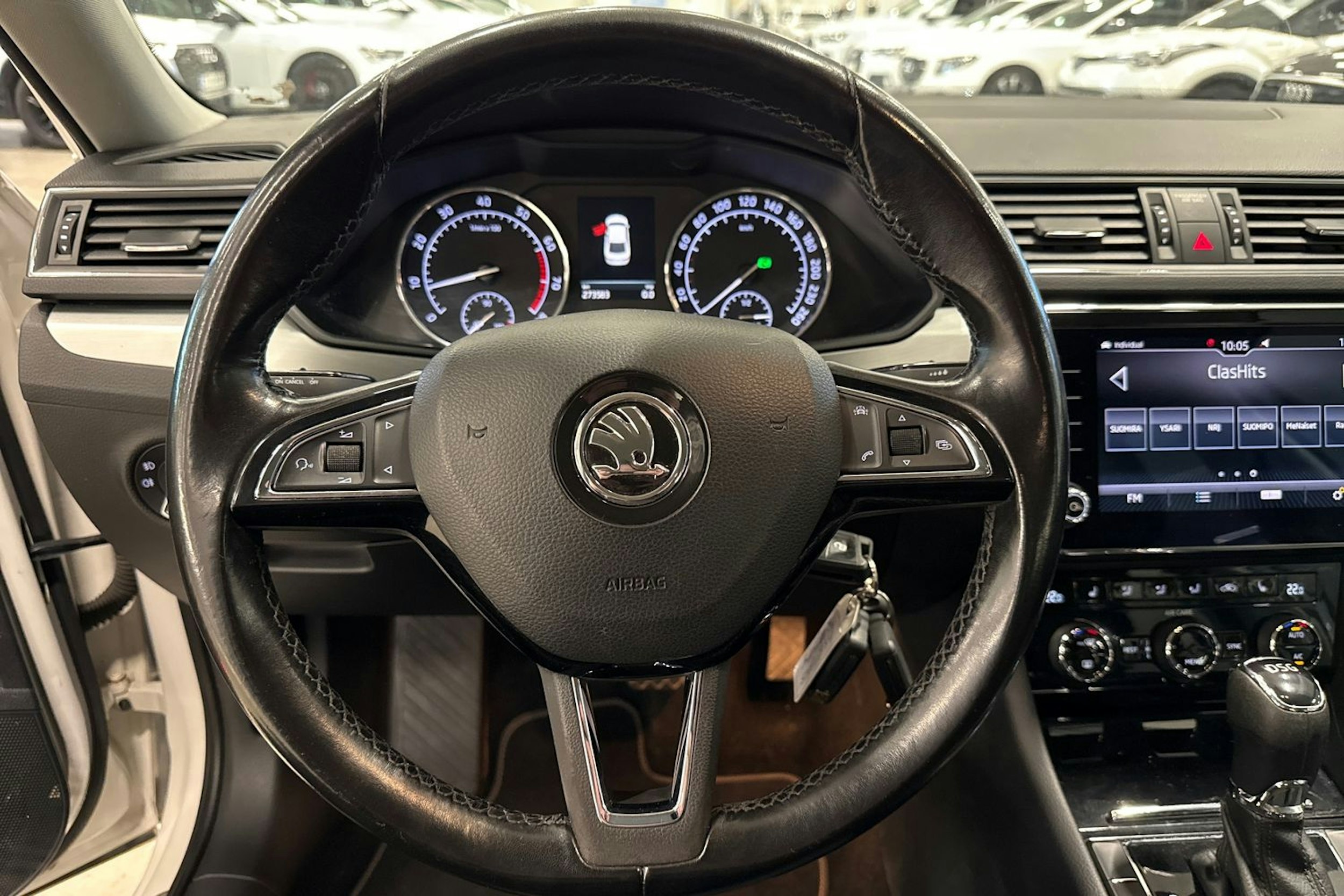 valkoinen Skoda Superb 2018 kuva 18.