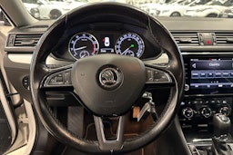 valkoinen Skoda Superb 2018 kuva 18.