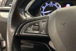 valkoinen Skoda Superb 2018 kuva 19.