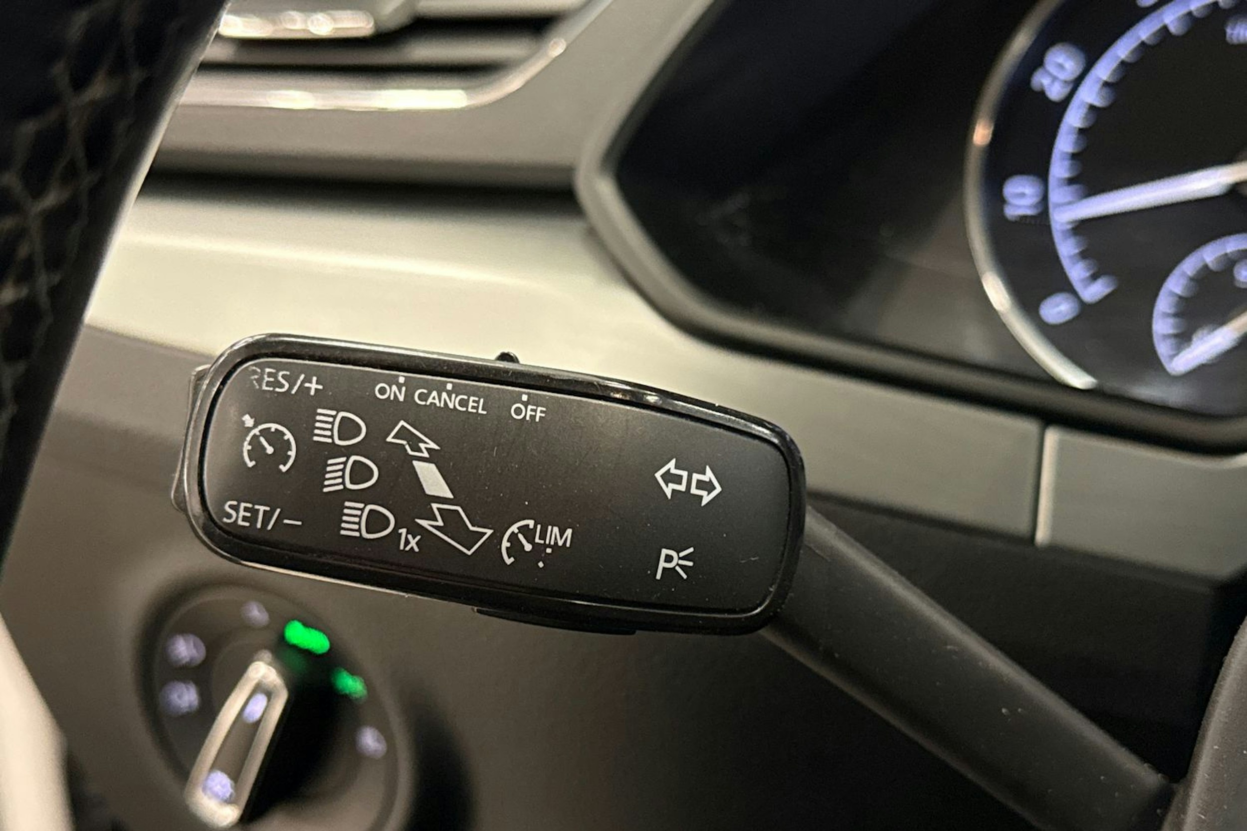 valkoinen Skoda Superb 2018 kuva 21.