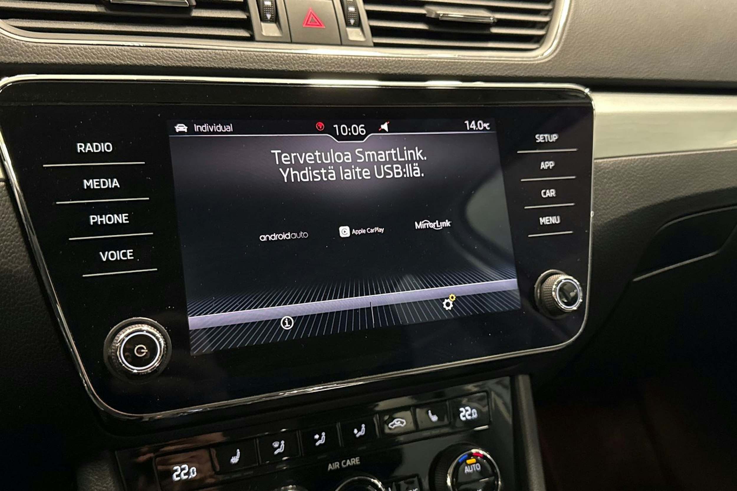 valkoinen Skoda Superb 2018 kuva 22.