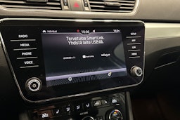 valkoinen Skoda Superb 2018 kuva 22.