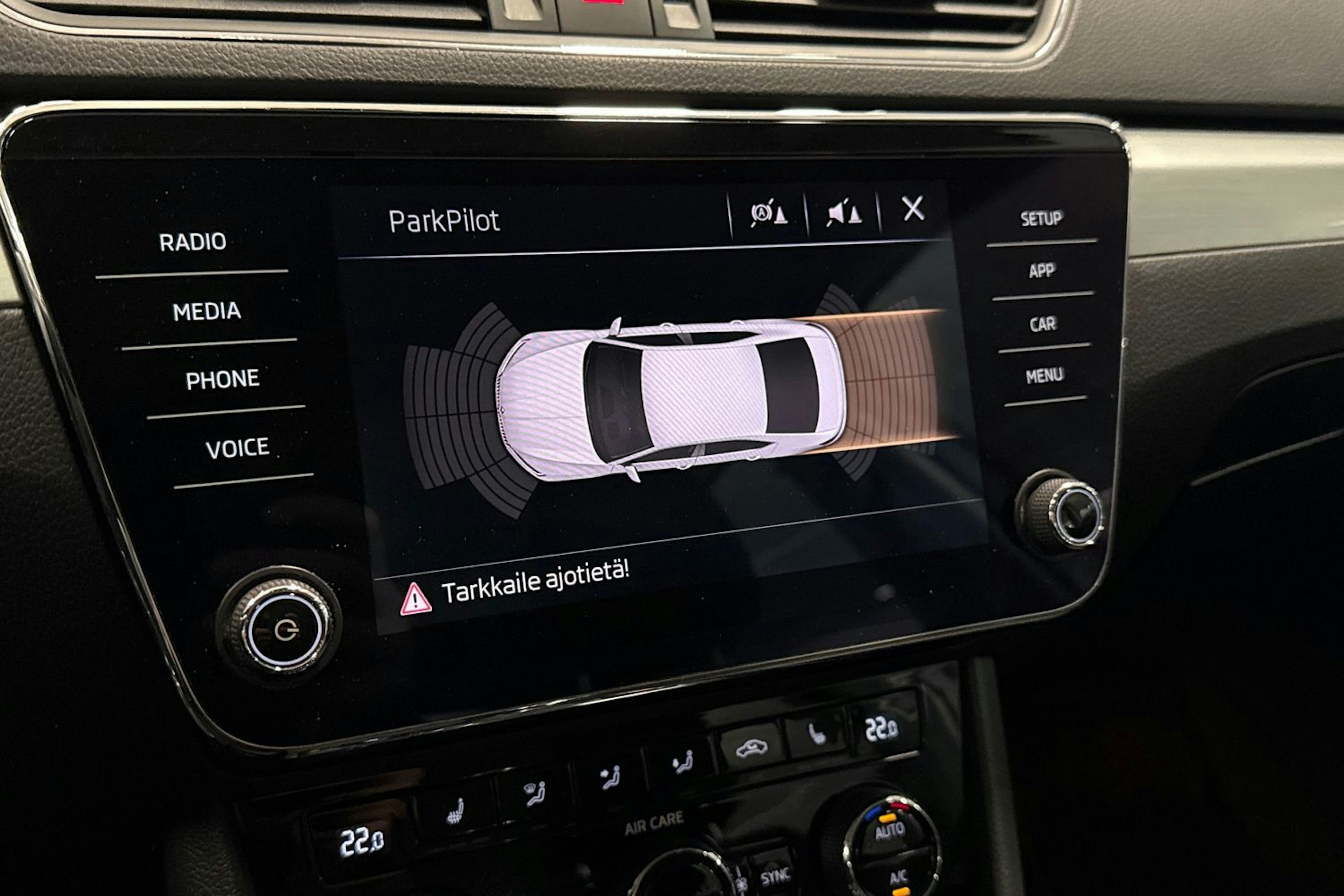 valkoinen Skoda Superb 2018 kuva 23.