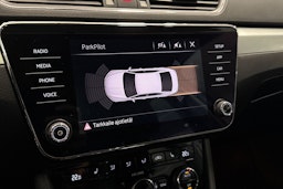 valkoinen Skoda Superb 2018 kuva 23.