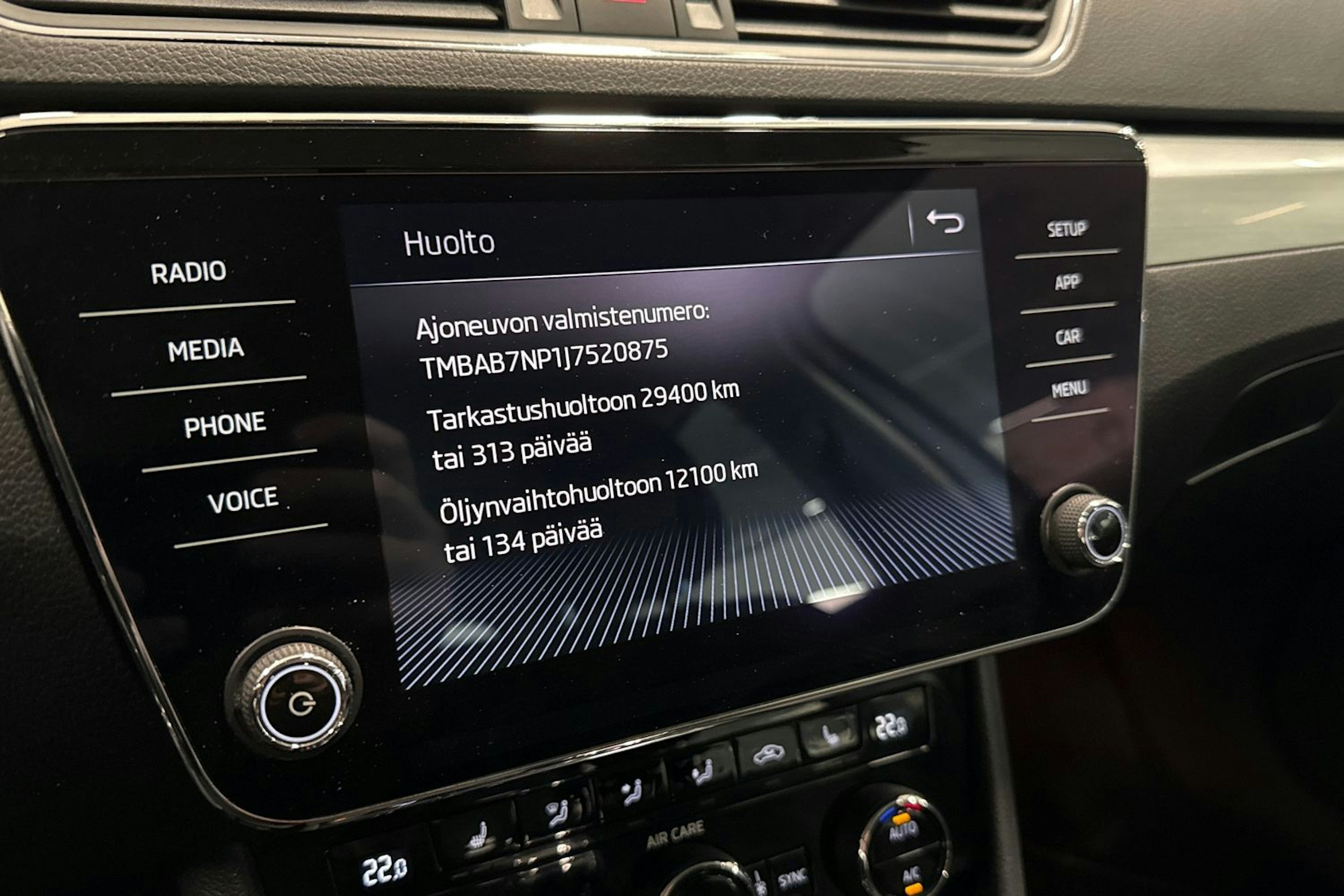 valkoinen Skoda Superb 2018 kuva 24.