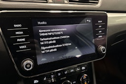 valkoinen Skoda Superb 2018 kuva 24.