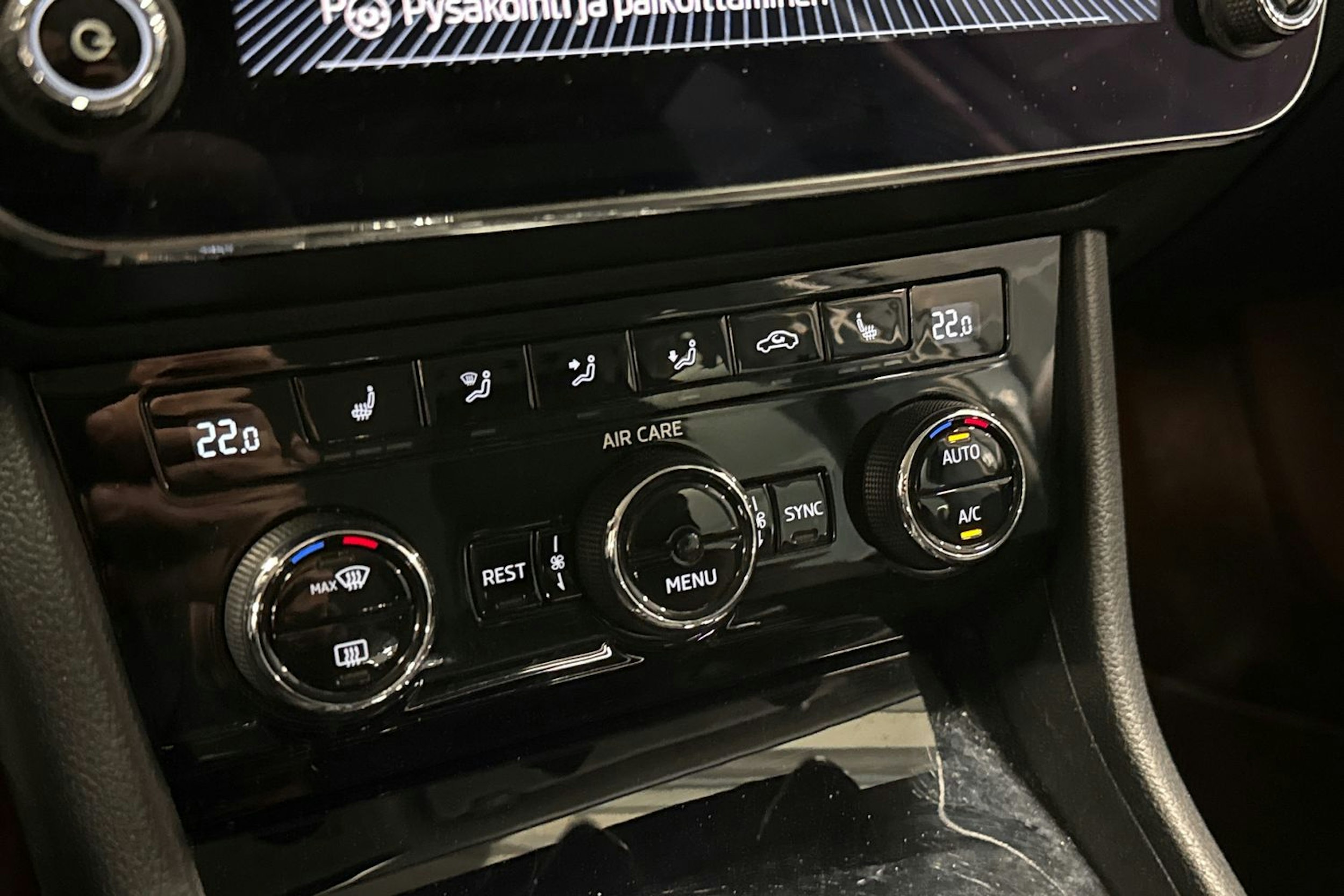 valkoinen Skoda Superb 2018 kuva 25.