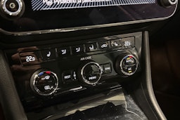 valkoinen Skoda Superb 2018 kuva 25.