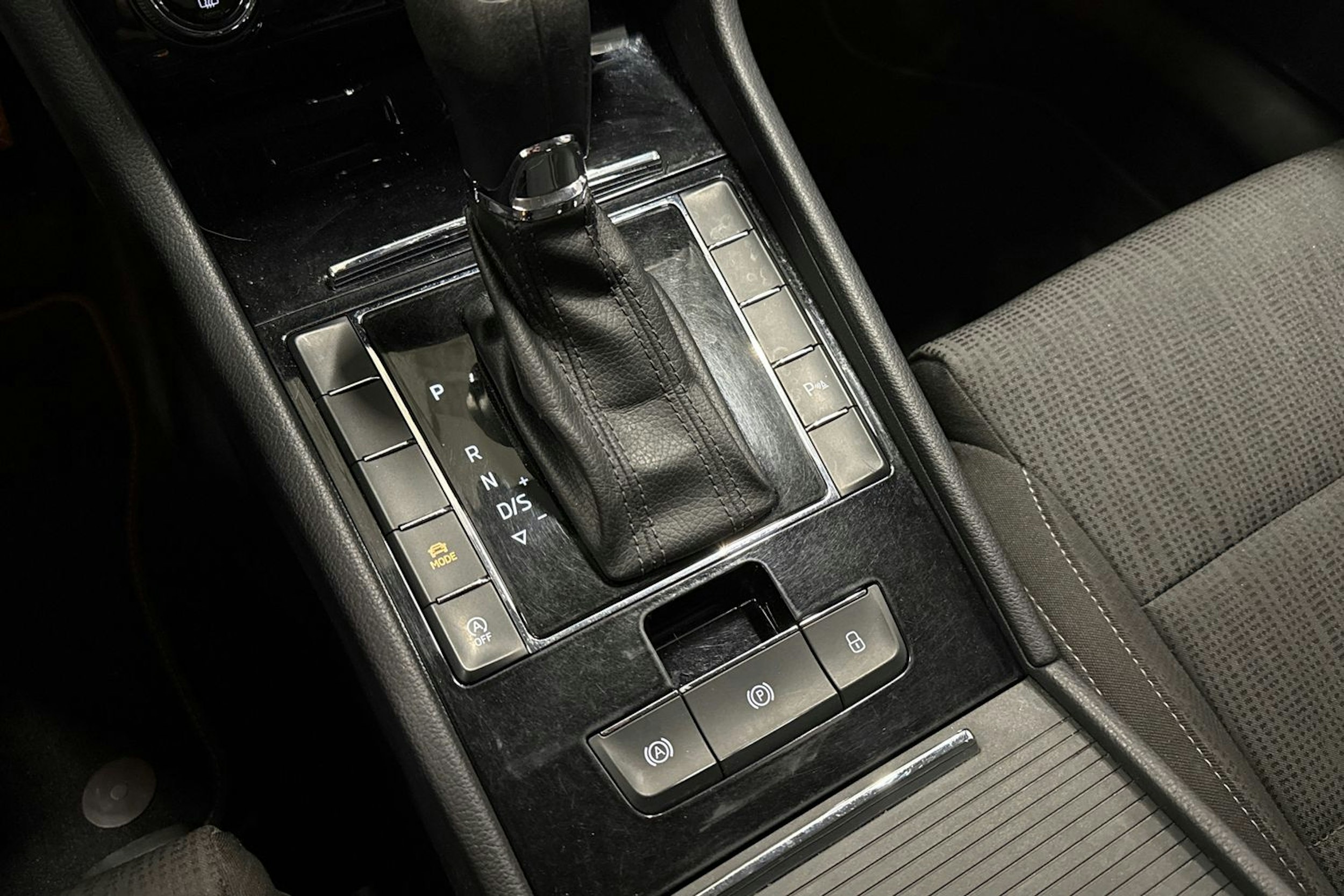 valkoinen Skoda Superb 2018 kuva 26.