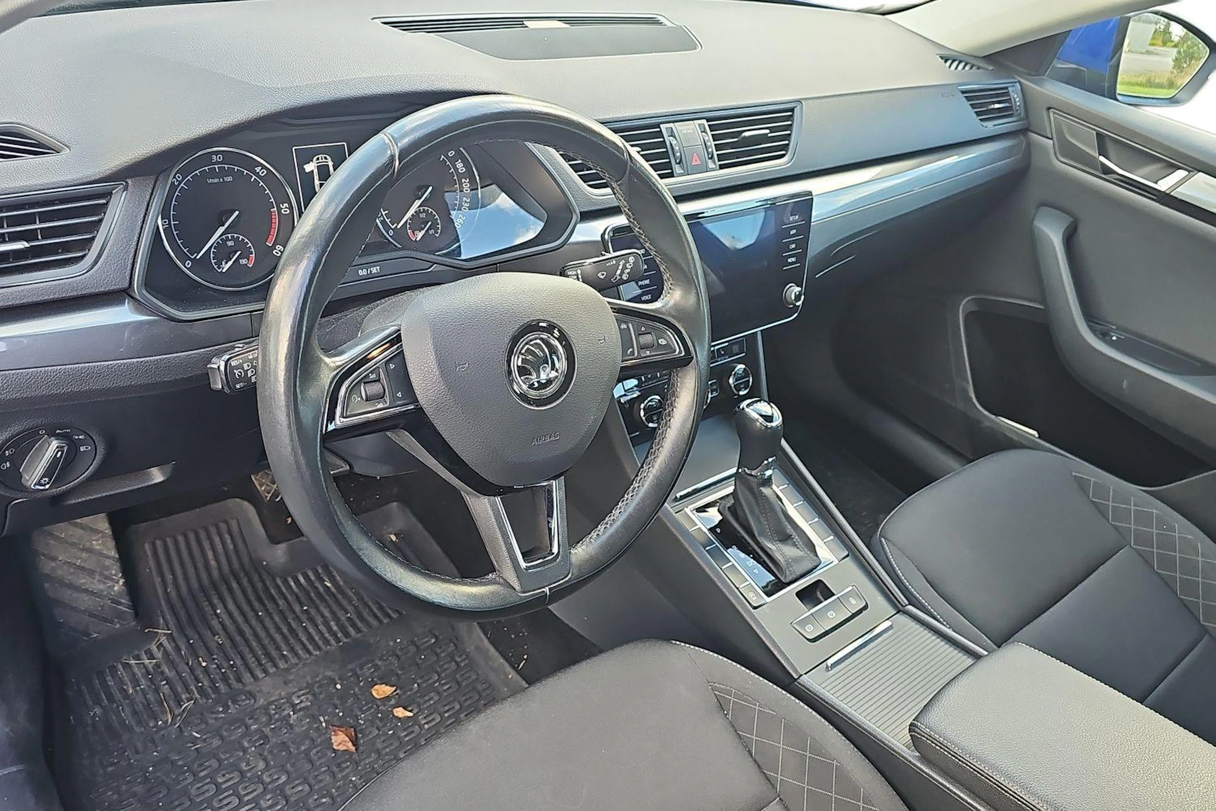 sininen Skoda Superb 2018 kuva 3.