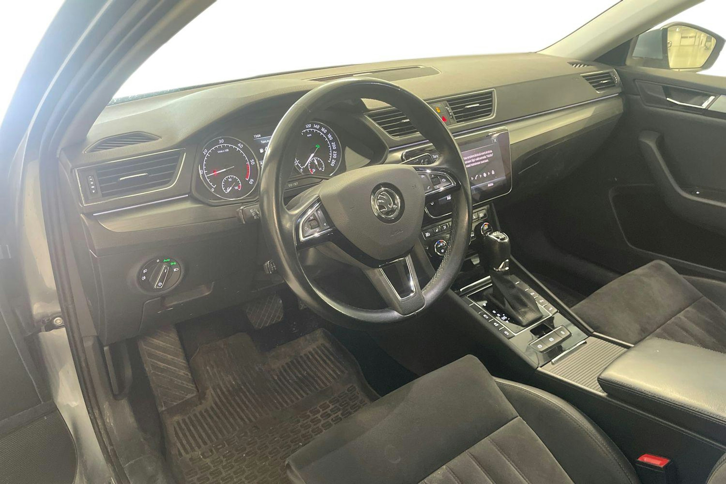 harmaa Skoda Superb 2018 kuva 3.