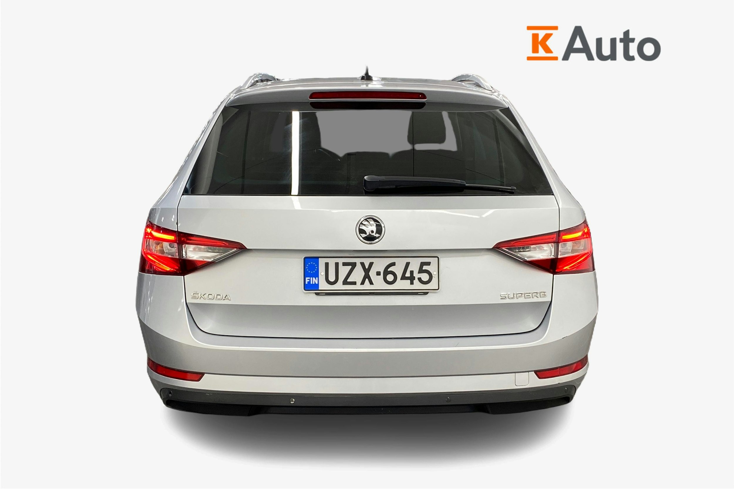 Harmaa Skoda Superb 2018 kuva 3.