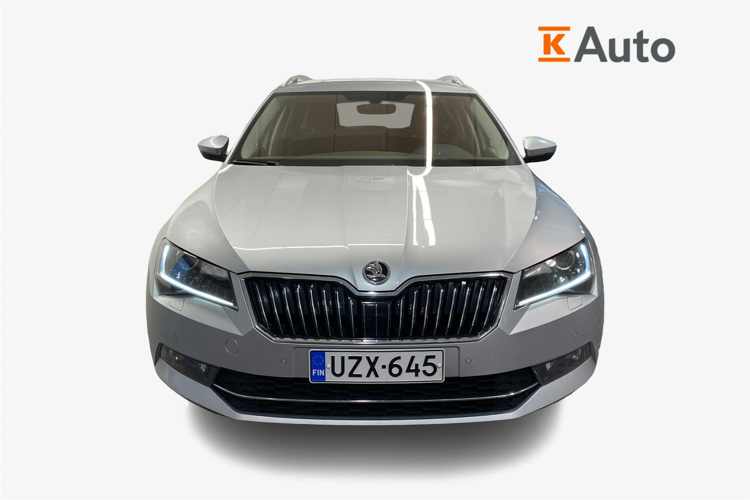 Harmaa Skoda Superb 2018 kuva 5.