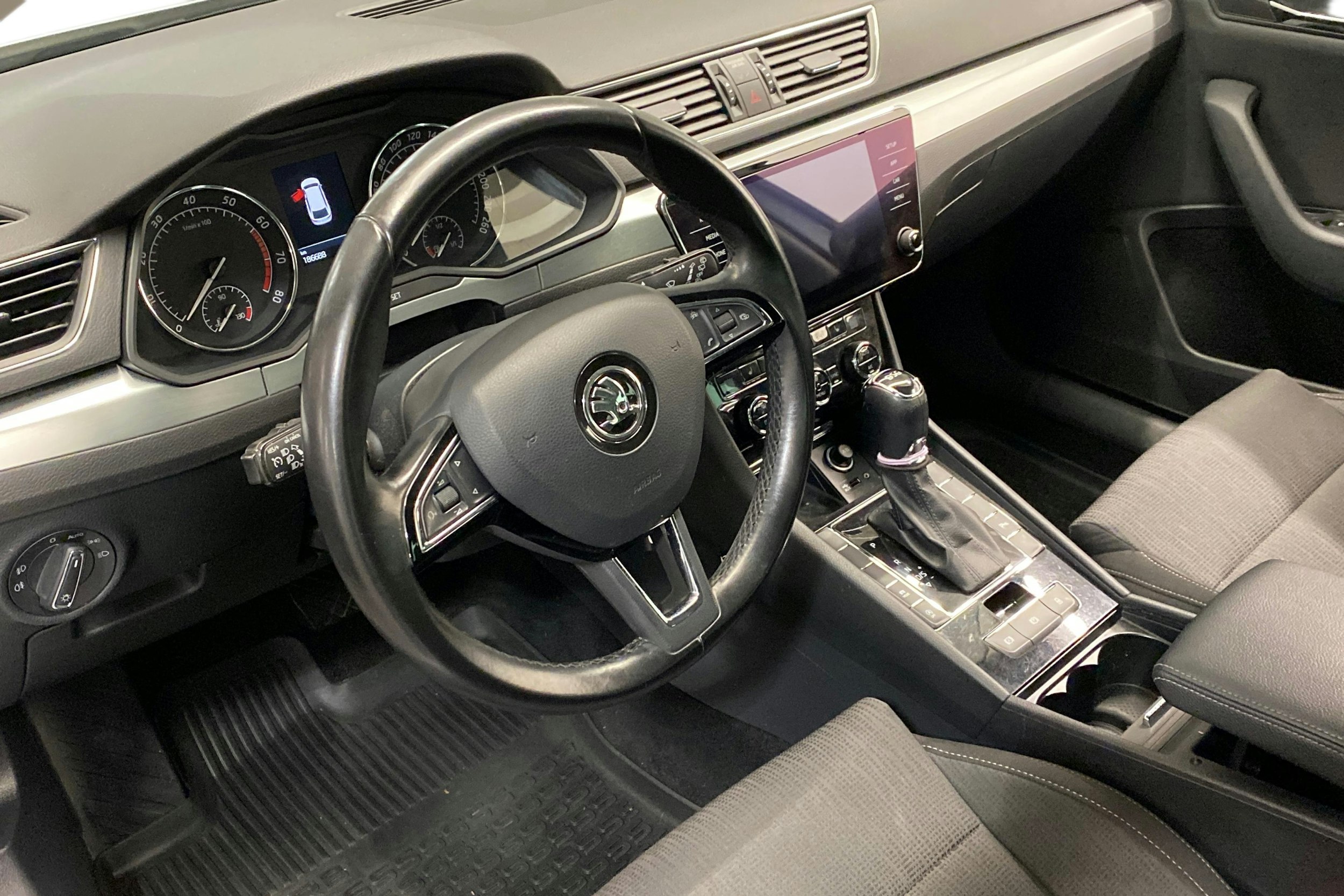Harmaa Skoda Superb 2018 kuva 7.