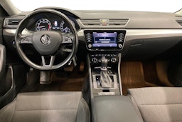 Harmaa Skoda Superb 2018 kuva 9.