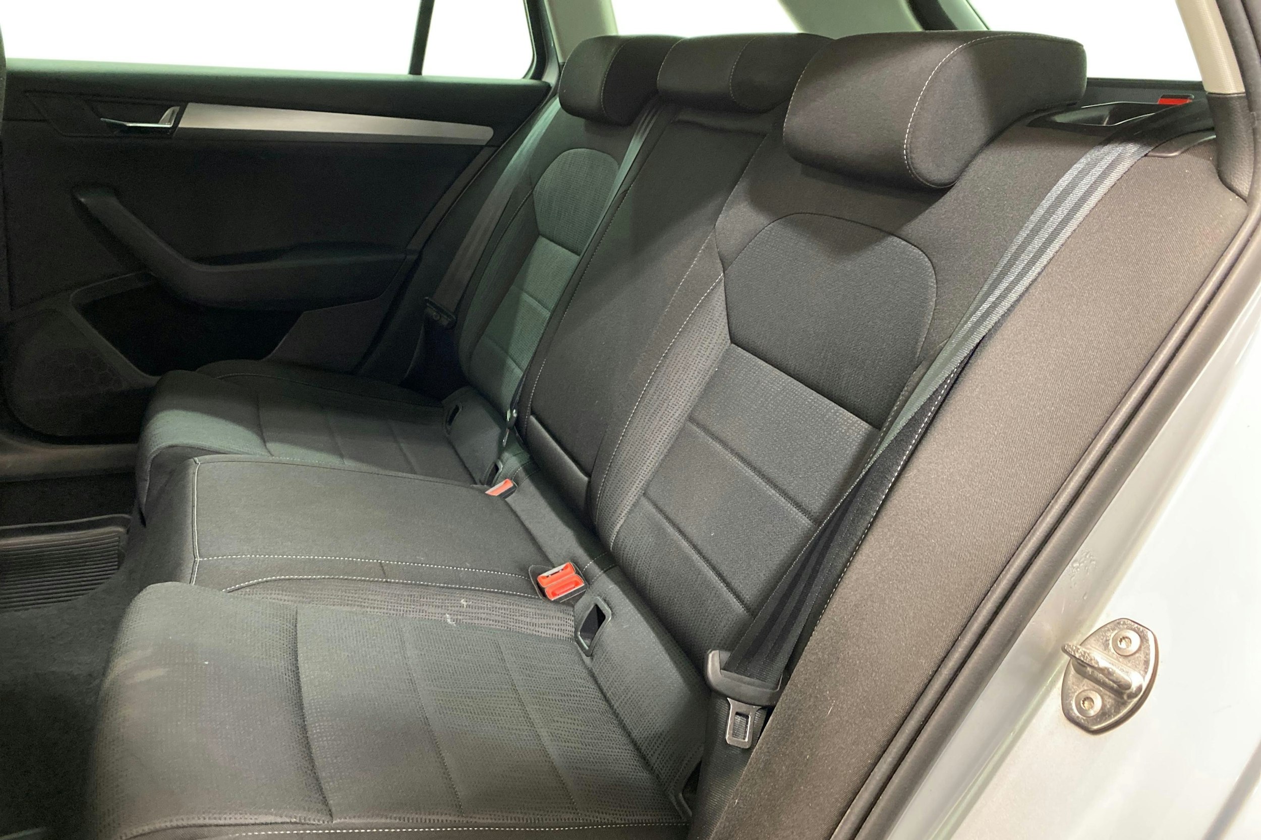 Harmaa Skoda Superb 2018 kuva 10.