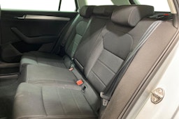 Harmaa Skoda Superb 2018 kuva 10.