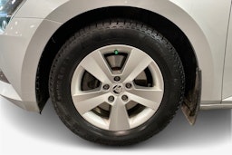 Harmaa Skoda Superb 2018 kuva 11.