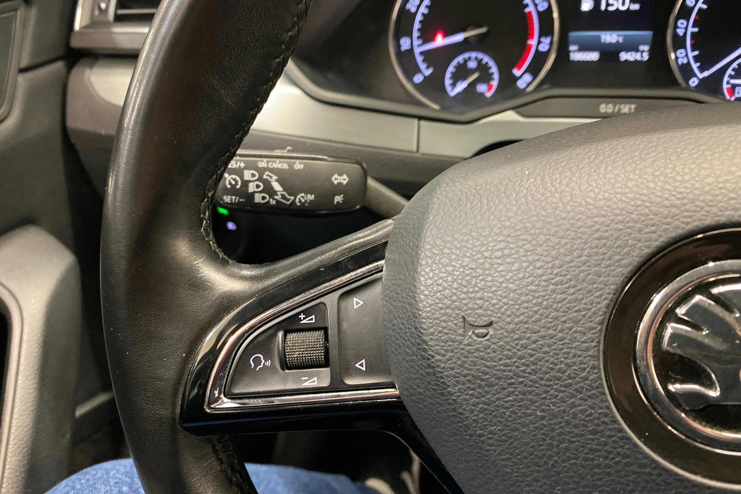 Harmaa Skoda Superb 2018 kuva 14.