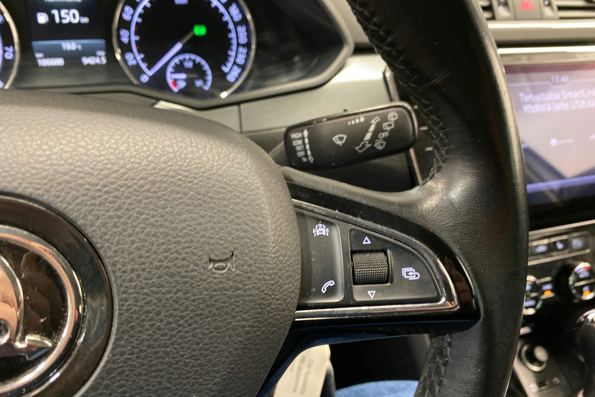 Harmaa Skoda Superb 2018 kuva 15.