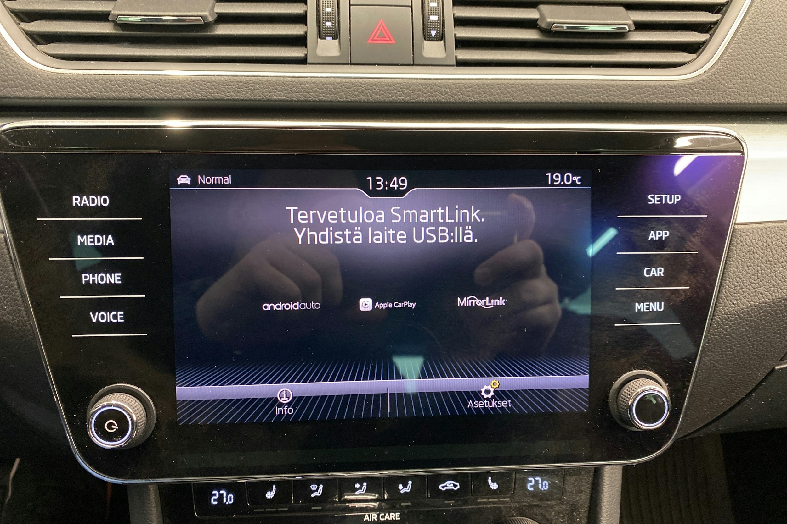 Harmaa Skoda Superb 2018 kuva 16.