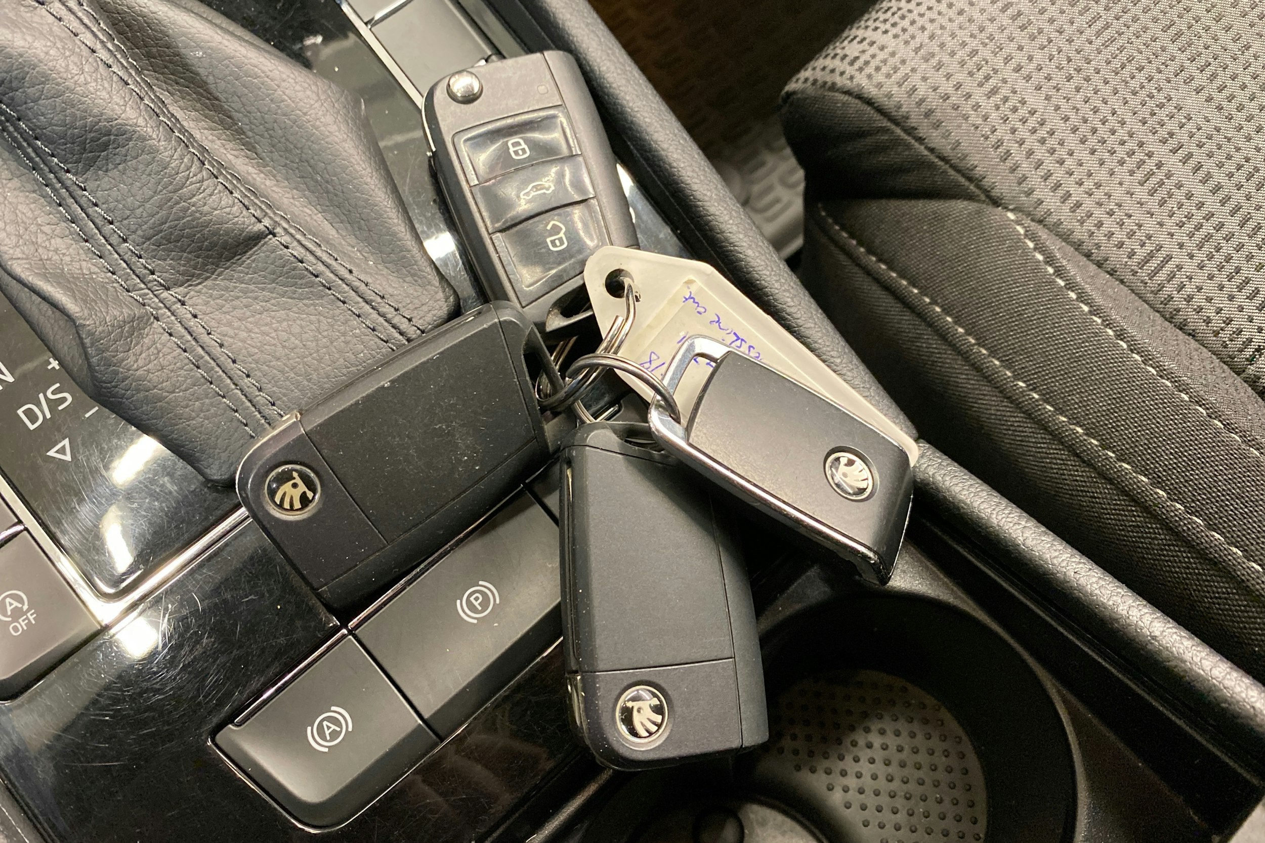 Harmaa Skoda Superb 2018 kuva 18.